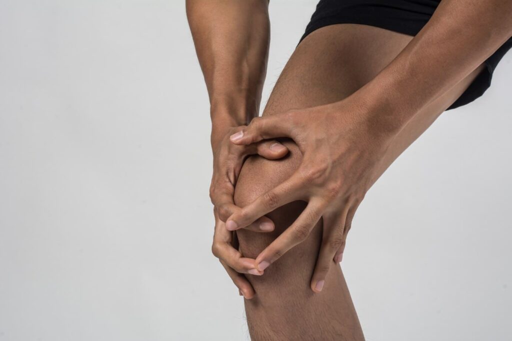 hombre sujetando rodilla dolor lesion ligamento