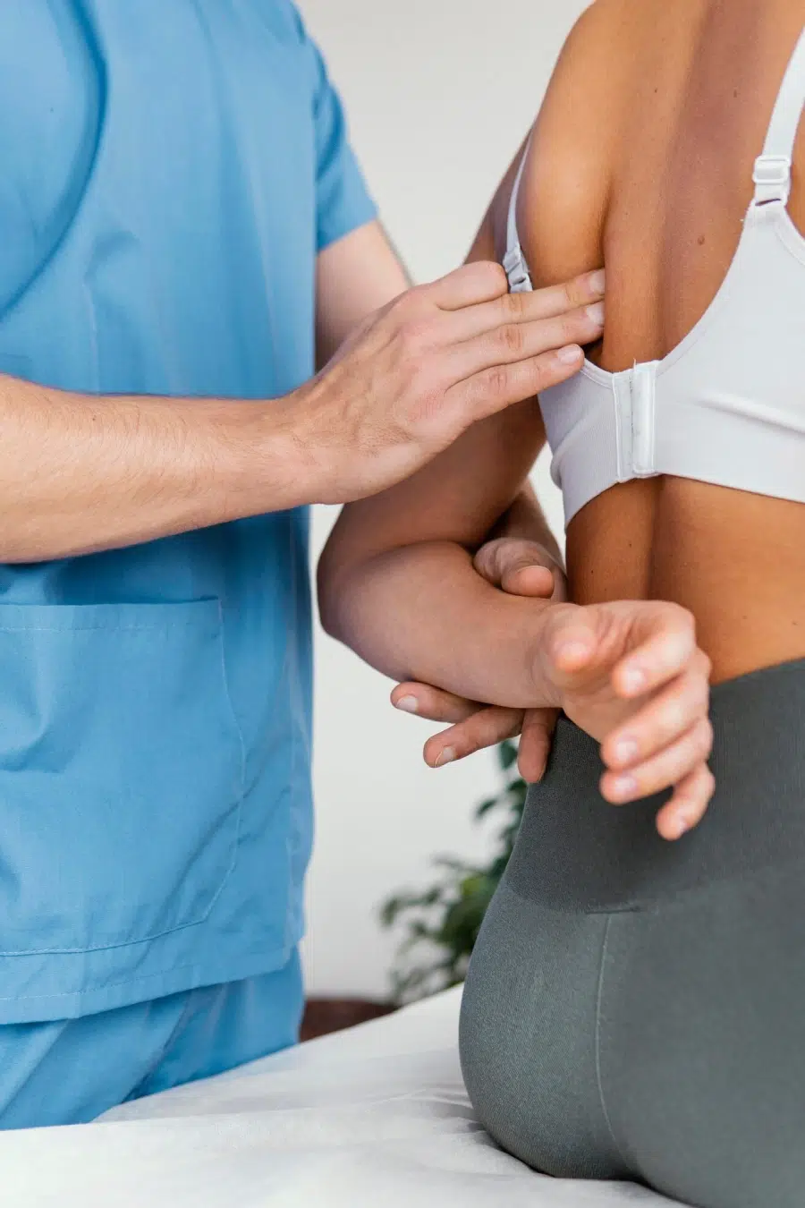 fisio tocando la espalda de una paciente